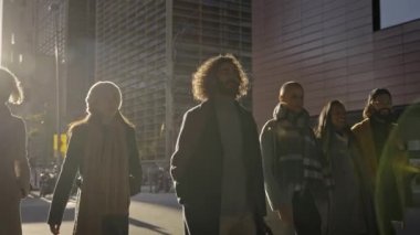 Şehirdeki başarılı iş adamlarından oluşan bir grup takım güven ve kararlılıkla birlikte yürüyor. 