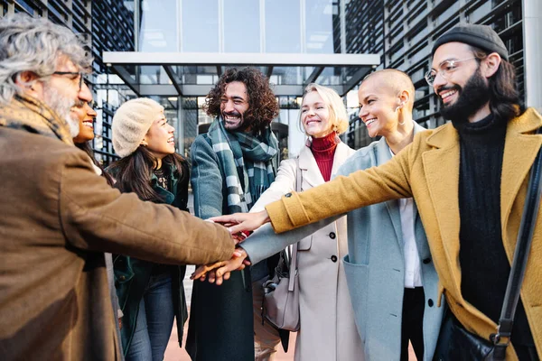 Næringslivsgruppe som holder hverandre sammen utendørs - teamarbeid, enhet, samarbeid og suksesskonsept – stockfoto