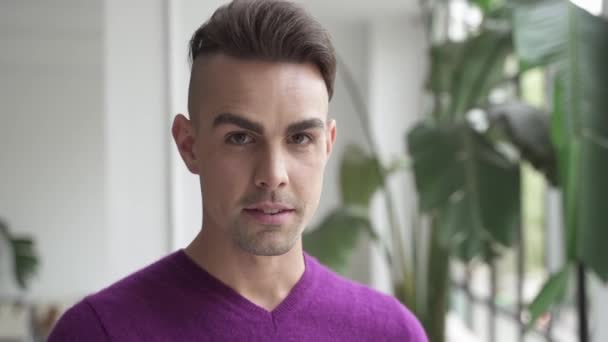 Porträt schöner hispanischer schwuler Mann, der zu Hause steht und glücklich lächelnd in die Kamera schaut — Stockvideo