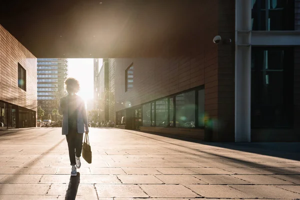 Silhouette av en svart forretningskvinne som går i et finansdistrikt i byen på vei til kontorarbeid. Inspirasjonsbegrep, entusiasme, oppstart, feminisme royaltyfrie gratis stockfoto