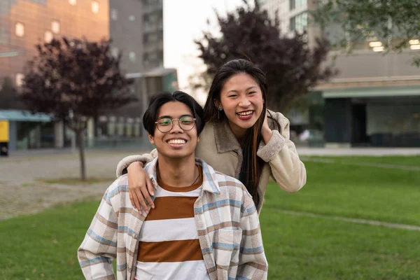 Щаслива азіатська підліткова пара друзів, які позитивно ставляться до одне одного — стокове фото