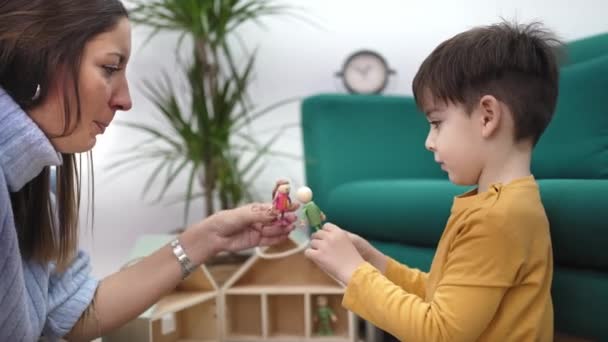 Terapia infantil con juegos. Joven terapeuta jugando con juguetes para ayudar a un niño autista a mejorar su comportamiento y su salud mental — Vídeos de Stock