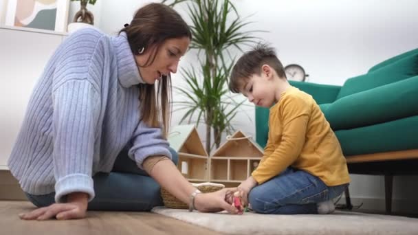 Jonge Spaanse moeder die thuis houten speelgoed speelt met een klein kind. Zuster of oppas opvoeden gelukkig kind — Stockvideo