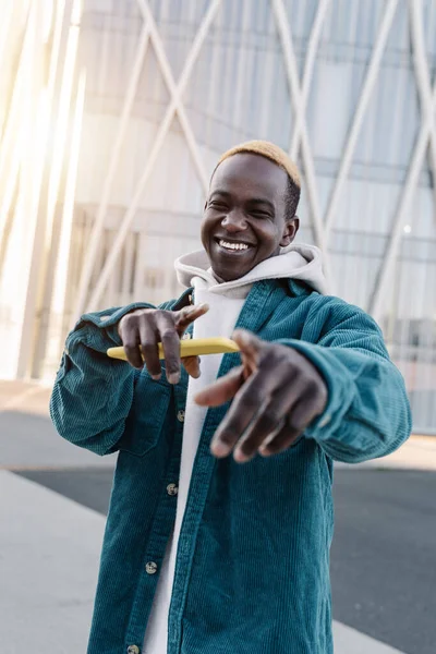 Portrett av ung, trendy positiv afroamerikansk mann knyttet til moderne teknologi og trender – stockfoto