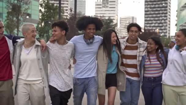 多人種の屈託のないゲンzの友人のグループがお互いを受け入れ、街を一緒に歩いています。若者の多様性 — ストック動画