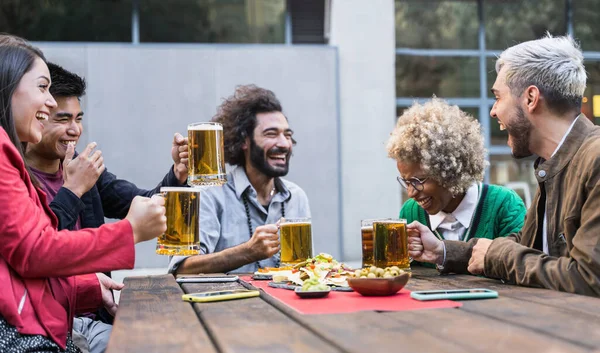 Gelukkige vrienden drinken bier in de buitenlucht bar hebben plezier en lachen vertellen hilarische grap — Stockfoto