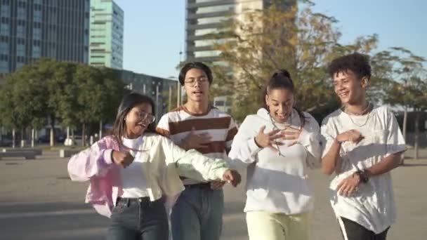 Pemuda Generasi modern Z teman-teman bersenang-senang bersama berjalan, berbicara dan nongkrong di kota modern — Stok Video