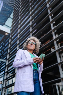 Finansal bölgedeki projeler ve iş fırsatları hakkında düşünen Afrikalı Amerikalı profesyonel kadınlardan esinlendim.