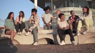 Modern şehirde takılan ve birlikte takılan çok kültürlü genç arkadaşlar. Arkadaşlık ve çeşitlilik