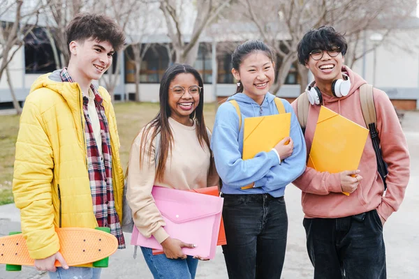 College multiculturale Studenti amici nel Campus Universitario. Studenti asiatici, europei e afroamericani di scambio internazionale — Foto Stock