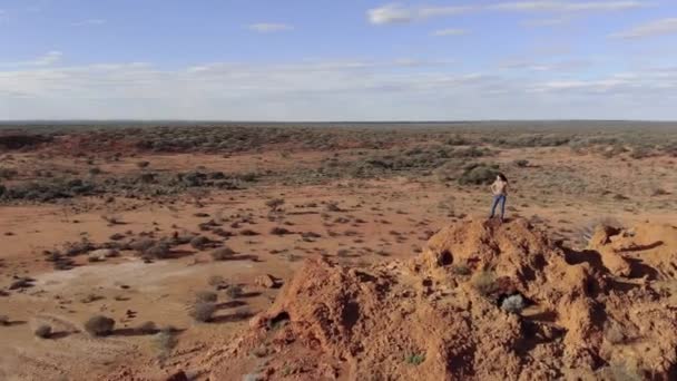 Fotografia aérea de uma jovem viajante explorando o deserto remoto australiano. Freedom Adventure em viagem de carro — Vídeo de Stock