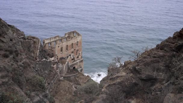 在大西洋沿岸悬崖边的旧废弃工厂的废墟。《特内里费凄凉浪漫的风景》。加那利岛，西班牙 — 图库视频影像
