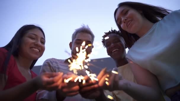 Afrikai-amerikai latin barátok multiracionális csoportja, akik együtt élvezik a tűzijátékot, hogy megünnepeljék a bulit — Stock videók