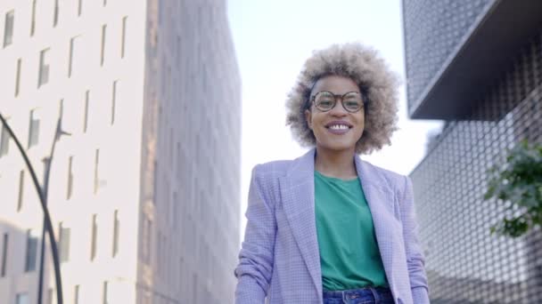 Retrato de mujer de negocios negra líder profesional con cabello rubio afro. Mujer que trabaja en una empresa representativa en la ciudad — Vídeos de Stock