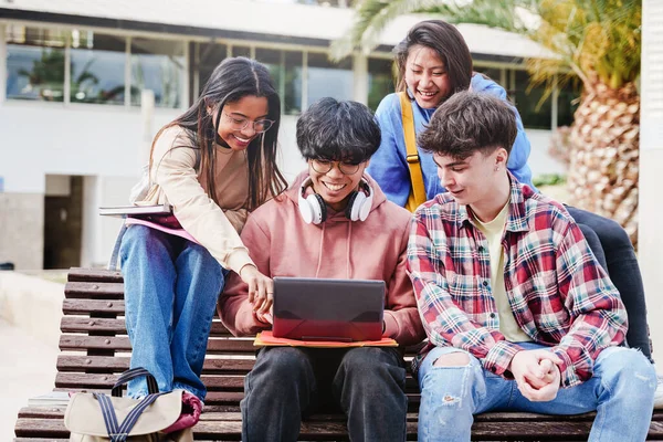 Amici studenti universitari condividere buon tempo utilizzando computer portatile insieme nel campus universitario — Foto Stock