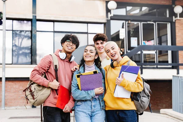 Teenager Student venner i University Campus. Studenter klare til å starte undervisningen ved universitetet – stockfoto