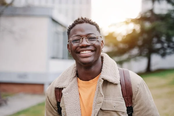 Muotokuva Positiivinen Onnellinen Afrikkalainen Amerikkalainen Mies Opiskelija seisoo Yliopiston kampuksella — kuvapankkivalokuva