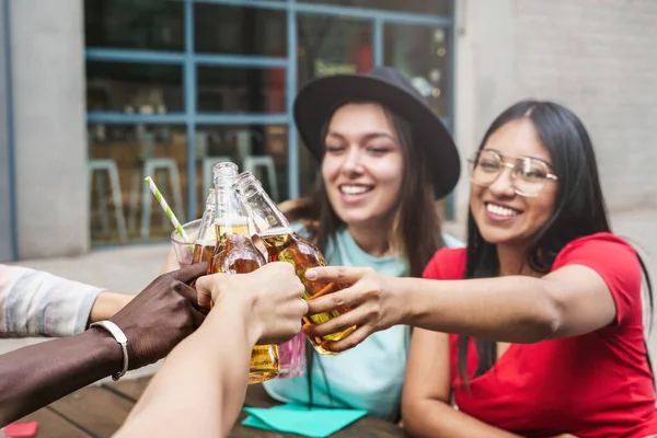 Kaksi tyttöä nuoret ystävät juovat yhdessä paahtoleipää oluen ja cocktailin juhlia sosiaalinen tapahtuma. Keskity latinalaisamerikkalainen nainen — kuvapankkivalokuva