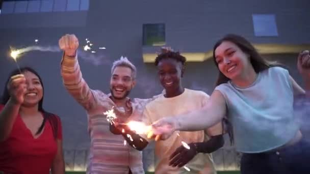 Mladí různí přátelé osvětlení ohňostroje slaví narozeniny party — Stock video