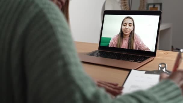 Terapia online com conselheiro para suporte de saúde mental. Jovem terapeuta fazendo vídeo chamada conversa com a menina adolescente — Vídeo de Stock