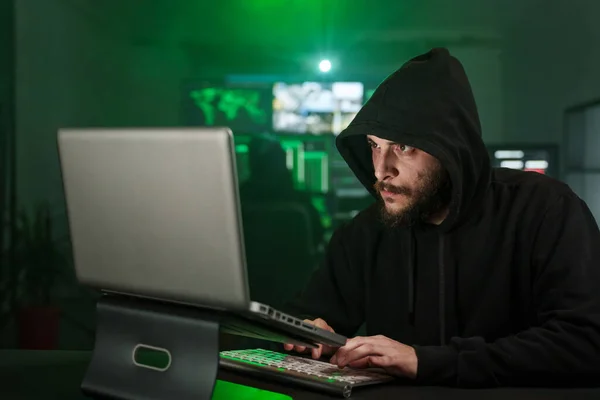 Hacker-mann som skriver på bærbar PC, hacker databehandlingssystem med virus – stockfoto