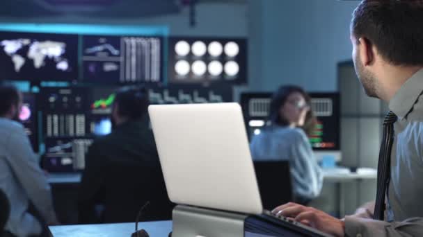 Bourse négociant féminin travaillant en collaboration avec un collègue avec ordinateur portable dans le bureau — Video