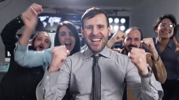 Team of business people Celebrating party Success at Stock Exchange office. Boss and coworkers singing and cheering after profitable transaction — Αρχείο Βίντεο