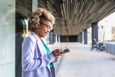 Ofis alanında dijital tabletle çalışan yeni yaratıcı modern şirketin genç siyahi iş kadını.