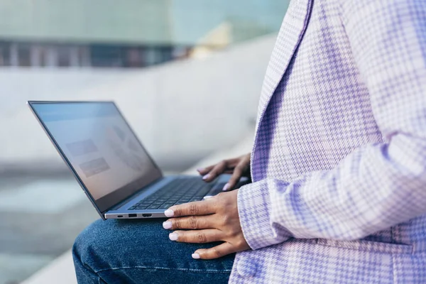 Hands of black businesswoman working on laptop outdoors – stockfoto