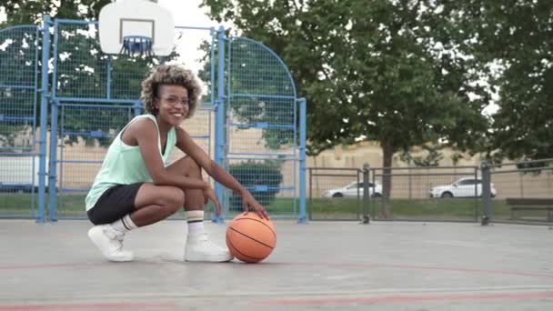 Nowoczesny Afroamerykańska koszykówka kobieta gracz gotowy do treningu sportowego na świeżym powietrzu placu zabaw. Zdrowa aktywność fizyczna — Wideo stockowe