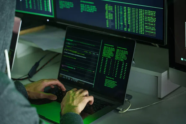 Hakkeri kädet kannettavan tietokoneen näppäimistön tietokoneella koodin — kuvapankkivalokuva