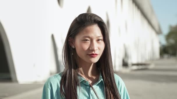 Portré boldog ázsiai fiatal tinédzser lány diák mosolyog, és nézi a kamera pozitív érzelmek élvezi a sikeres életmód — Stock videók