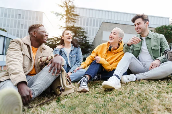 Група Щасливих Студентів Коледжу Друзів Розмовляють Сміються Розважаються Університетському Кампусі — стокове фото