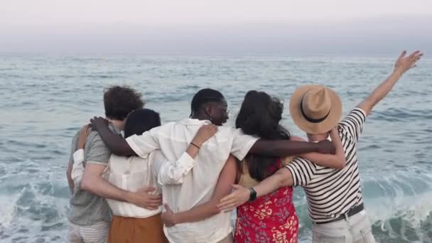 Młodzi Przyjaciele Razem Oglądają Zachód Słońca Nad Morzem Latem — Wideo stockowe