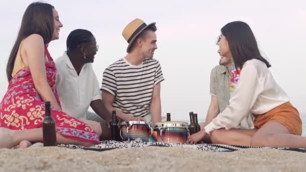 Γιορτή Στην Παραλία Χαρούμενοι Φίλοι Μαζί Απολαμβάνοντας Καλοκαίρι Κοντά Στη — Αρχείο Βίντεο