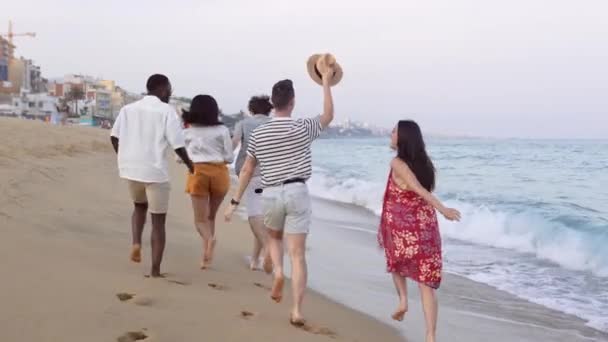 Felices Amigos Descalzos Corriendo Juntos Largo Playa Atardecer Salpicando Las — Vídeo de stock