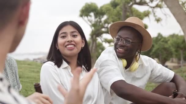 Mladá Latinskoamerická Žena Afričan Muž Spolu Přáteli Sedí Zemi Baví — Stock video