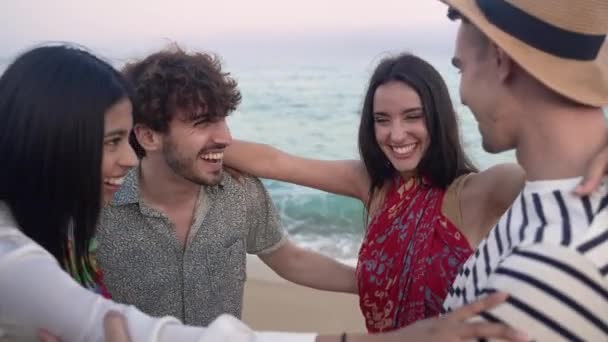 Giovani Amici Felici Connessione Legando Insieme Spiaggia Ridendo Sorridendo Amicizia — Video Stock