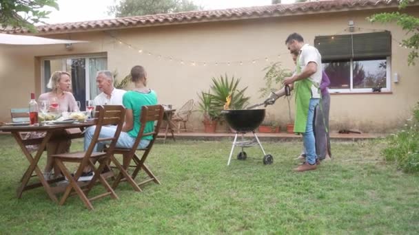 Yetişkin Arkadaşlar Evdeki Bahçede Yaz Barbeküsünün Tadını Çıkarıyor Birlikte Yemek — Stok video