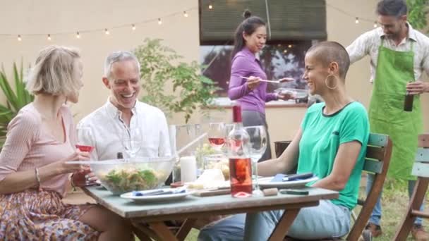 Grupo Amigos Reunidos Torno Uma Mesa Terraço Casa Verão Para — Vídeo de Stock