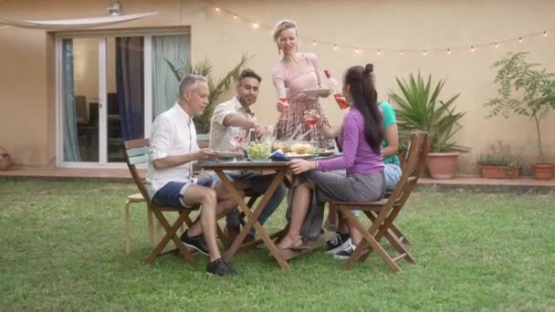 Amigos Compartiendo Deliciosa Comida Durante Cena Jardín Casa Verano Mujer — Vídeos de Stock