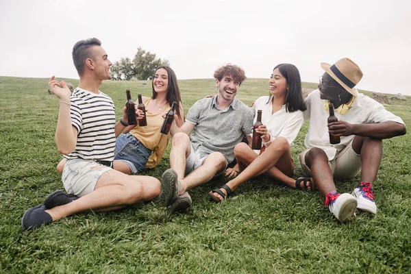 Група Молодих Друзів Які Сидять Траві Добре Ють Пиво Влітку — стокове фото