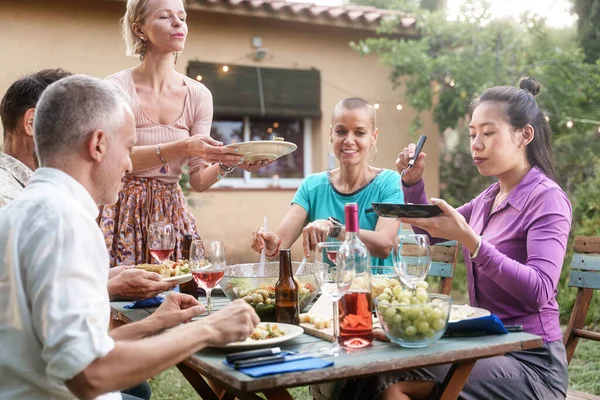 Blond Woman Serving Healthy Food Pasta Salad Friends Having Great – stockfoto