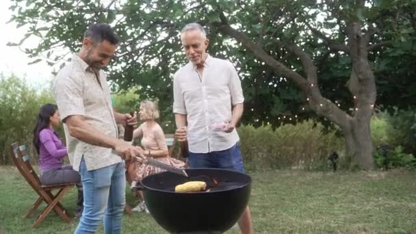 Buddy Férfi Barátok Élvezi Kültéri Nyári Grill Kertben Pohárköszöntő Sör — Stock videók