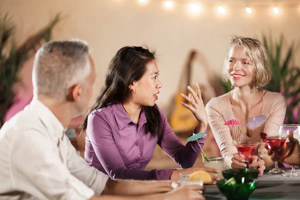 Asian Woman Talking Friends Summer Party Gathering Home — Φωτογραφία Αρχείου