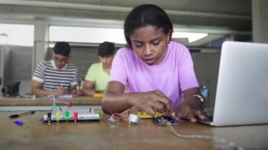 Afrika-Amerika Lisesi Öğrenci Programlama Elektronik devre kartı Bilim Teknolojisi atölyesinde - Eğitimde Dijital Yenilik Öğrenme