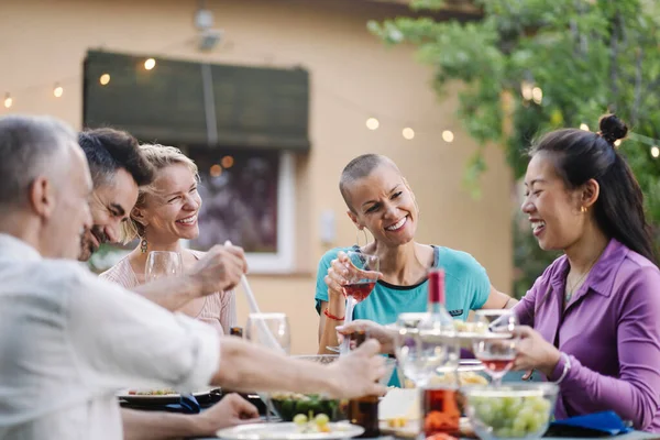 Female Friends Enjoying Healthy Food Together Summer Dinner Friends – stockfoto
