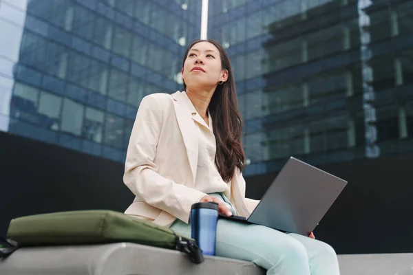 Nuori Aasialainen Professional Business Nainen Työskentelee Kannettavan Tietokoneen Toimiston Ulkopuolella — kuvapankkivalokuva