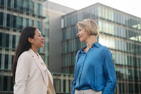 Business Women Talking Outdoors Workplace Caucasian Asian Female Coworkers City — kuvapankkivalokuva