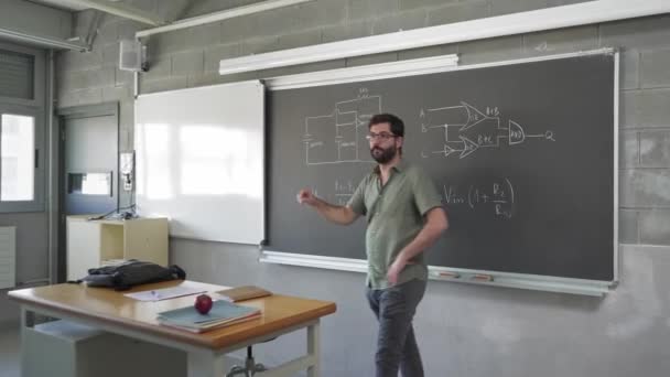 High School Teacher Explaining Electronics Circuits Pupils Learning Technology Course — Vídeo de Stock